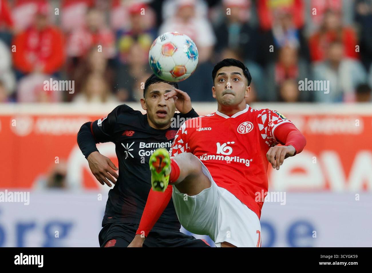 Mainz, Germania. 18 ottobre 2025. V. l. equi Fernandez (Bayer 04 Leverkusen, 16) und Nadiem Amiri (1.FSV Mainz 05, 10), 18.10.2025, Fussball, Bundesliga, 1) LE NORMATIVE FSV MAINZ 05 - BAYER 04 LEVERKUSEN, GER, MAINZ, MEWA ARENA, DFL VIETANO QUALSIASI USO DI FOTOGRAFIE COME SEQUENZE DI IMMAGINI E/O QUASI-VIDEO. Foto Credit: HMB Media/Alamy Live News Credit: HMB Media/Alamy Live News Foto Stock