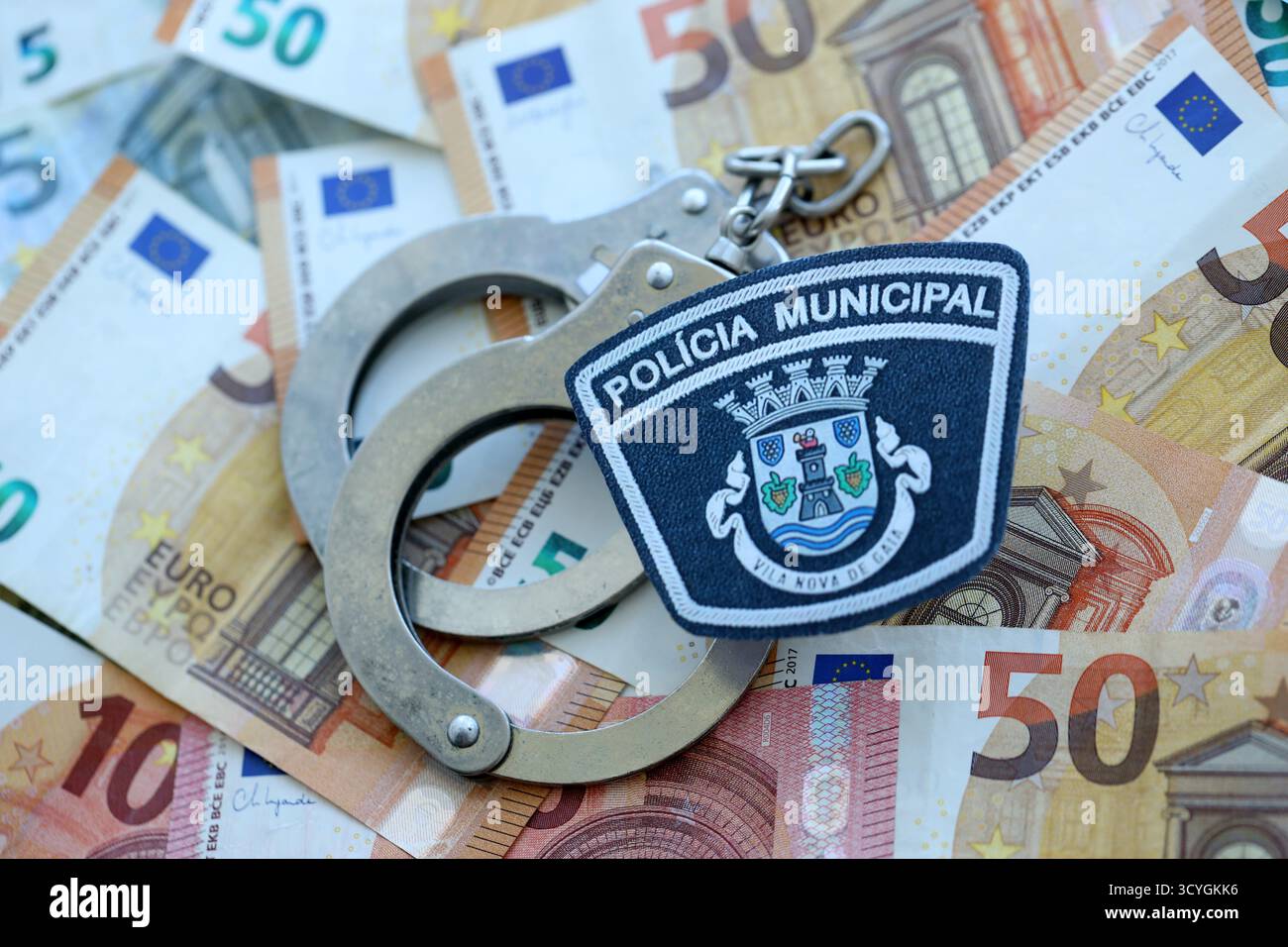 KIEV, UCRAINA - 6 SETTEMBRE 2025 Portogallo polizia municipale e grande quantità di banconote in euro con manette da vicino Foto Stock