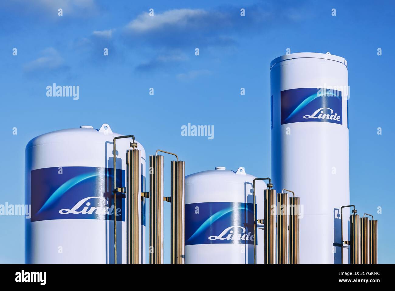 Logo Linde su un'installazione industriale - Linde è un'azienda chimica multinazionale e il più grande fornitore di gas industriale al mondo. Foto Stock