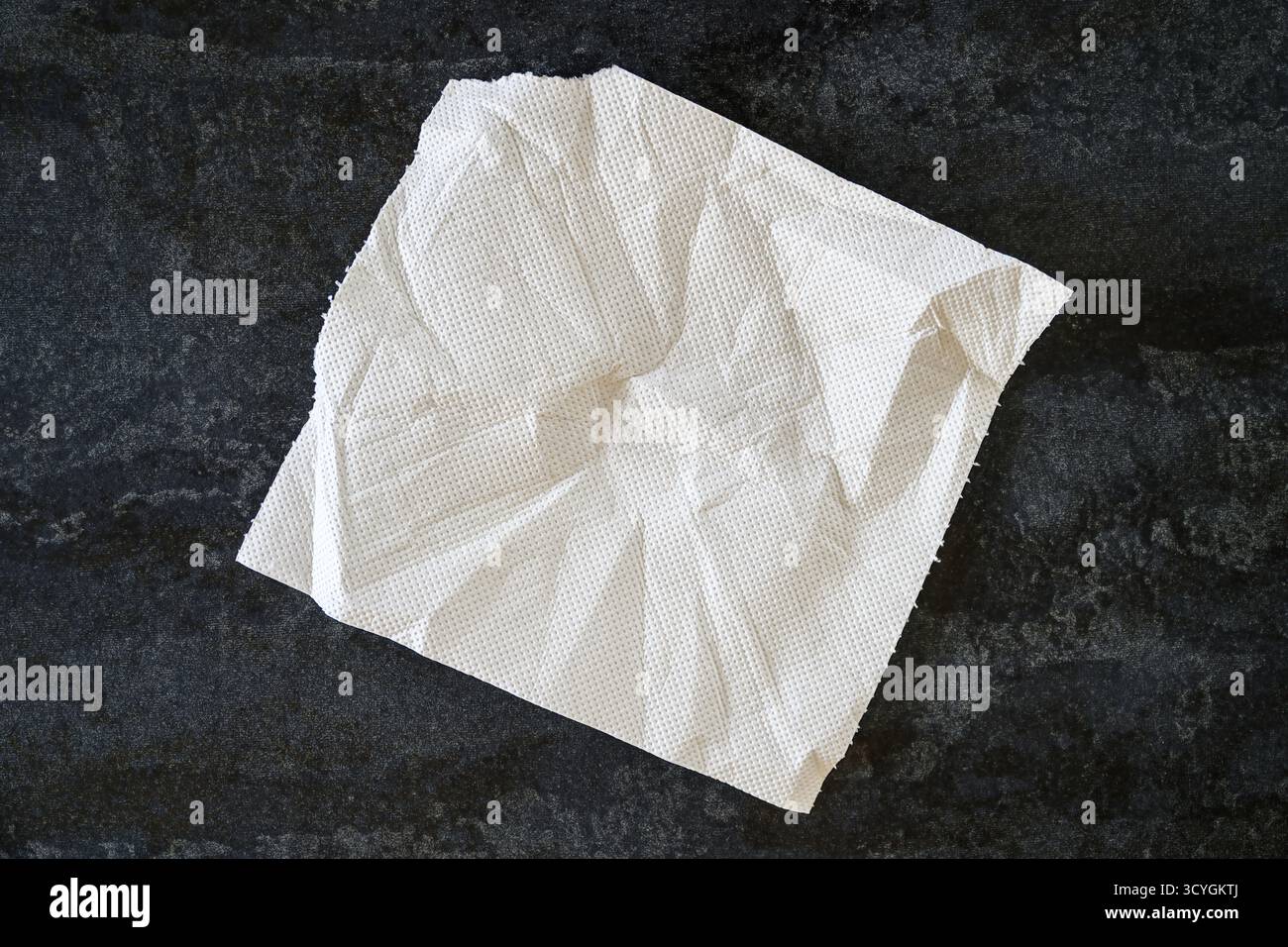 Carta velina su un tavolo di legno, fotografata dall'alto. Vista dall'alto. Foto Stock