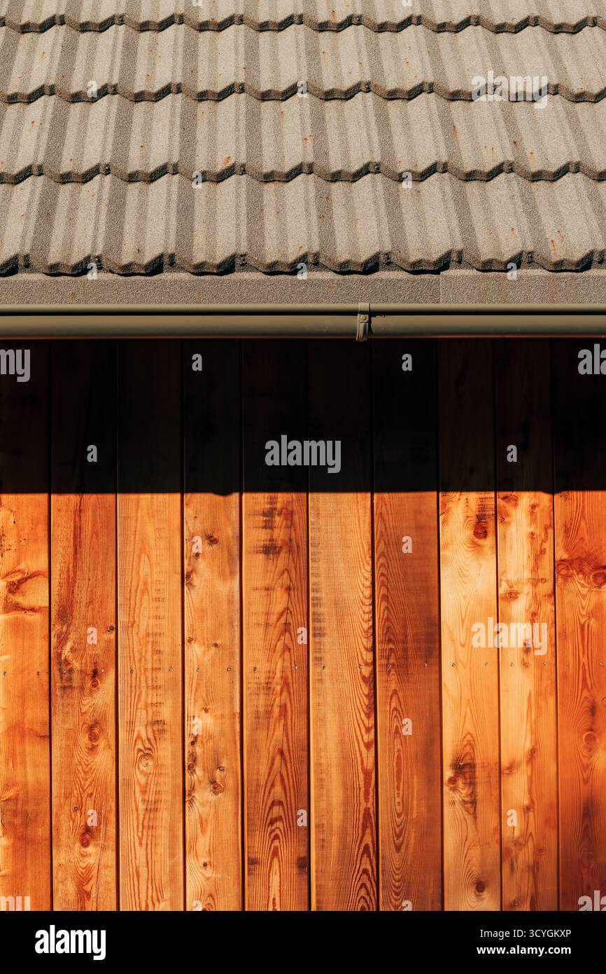 Dettaglio di un fienile alpino con pareti in legno e tegole in cemento in Slovenia. Immagine verticale. Foto Stock