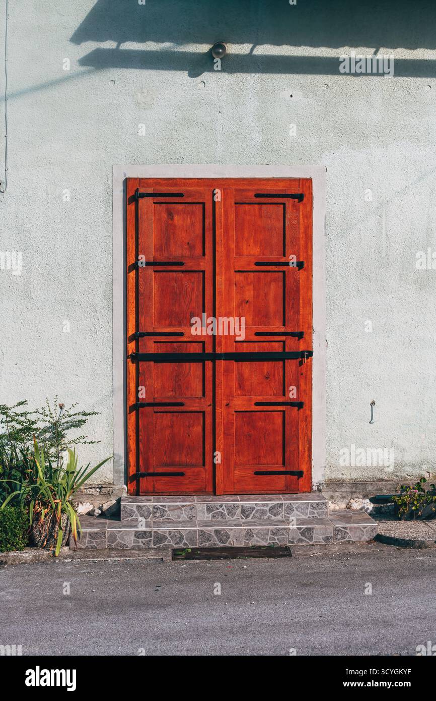 Primo piano di una porta di legno chiusa con lucchetto metallico. Immagine verticale. Foto Stock