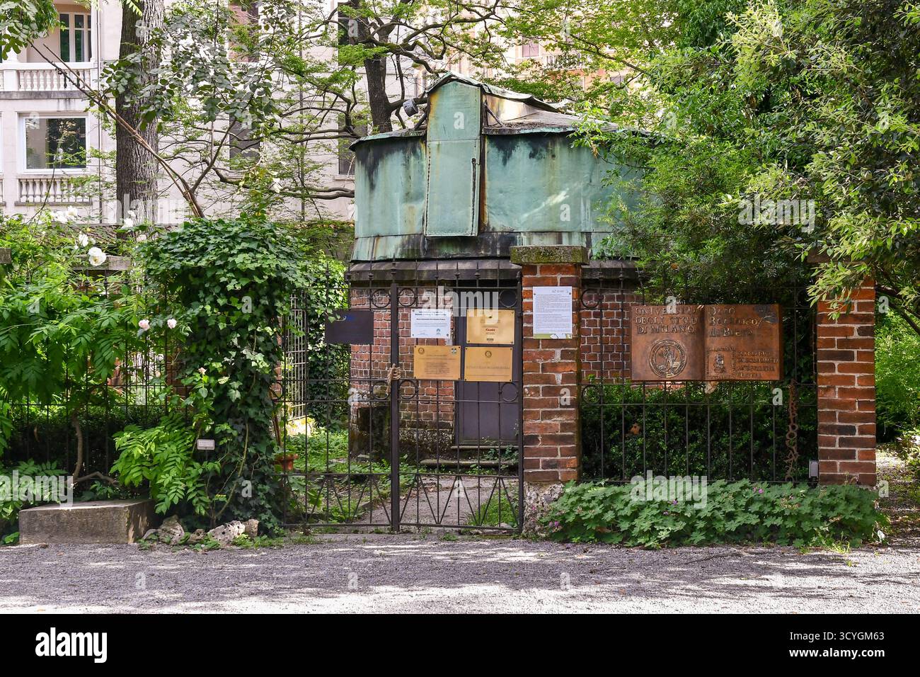 Piccolo osservatorio astronomico all'interno dell'Orto Botanico di Brera, giardino storico situato dietro Palazzo Brera, Milano, Lombardia, Italia Foto Stock