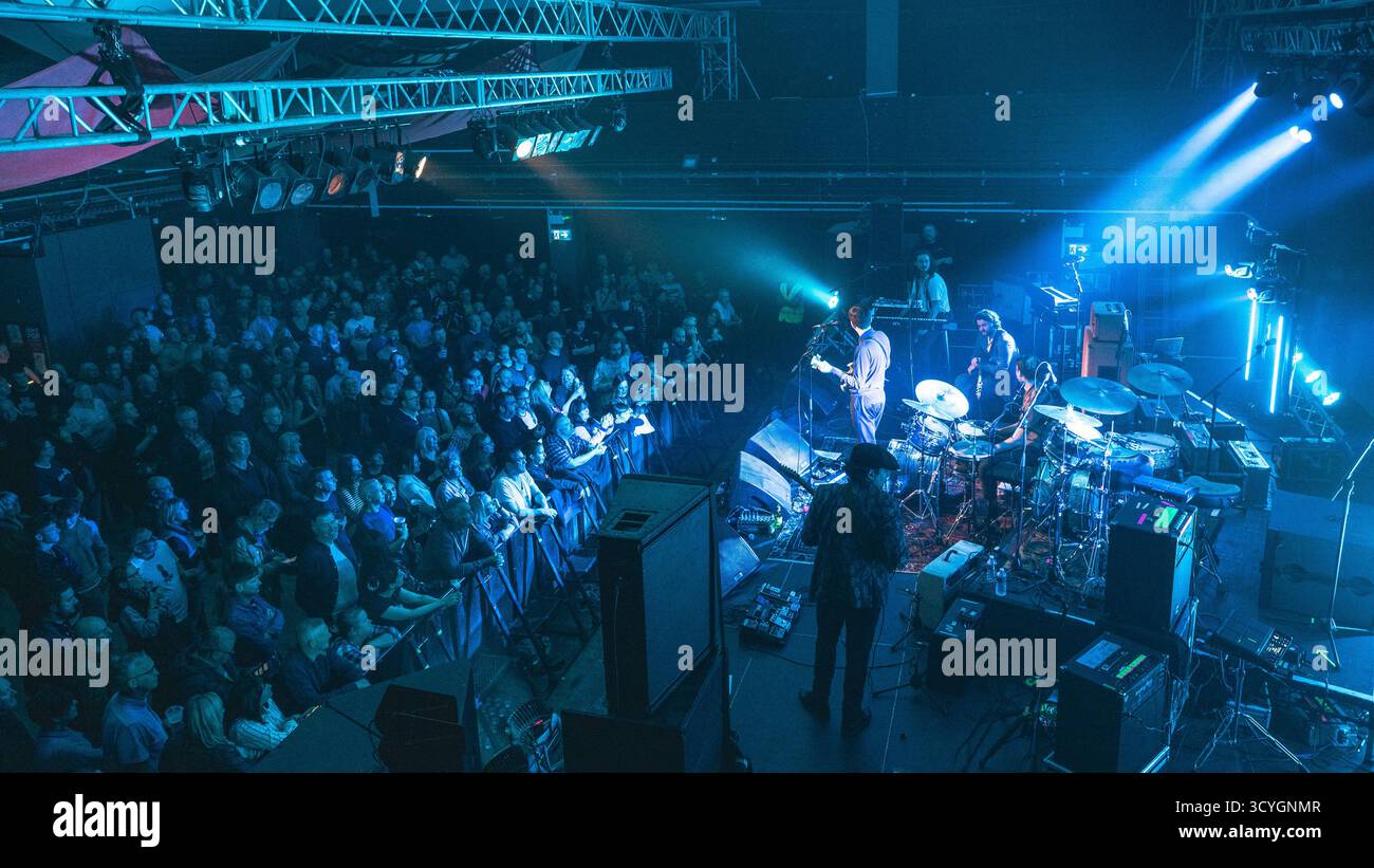 Keele, Regno Unito. 18 ottobre 2025. Casino, la band nata a Liverpool che sostiene Lightning Seeds alla Keele Students Union nello Staffordshire. Credito Ian Knight/Alamy Live News Foto Stock
