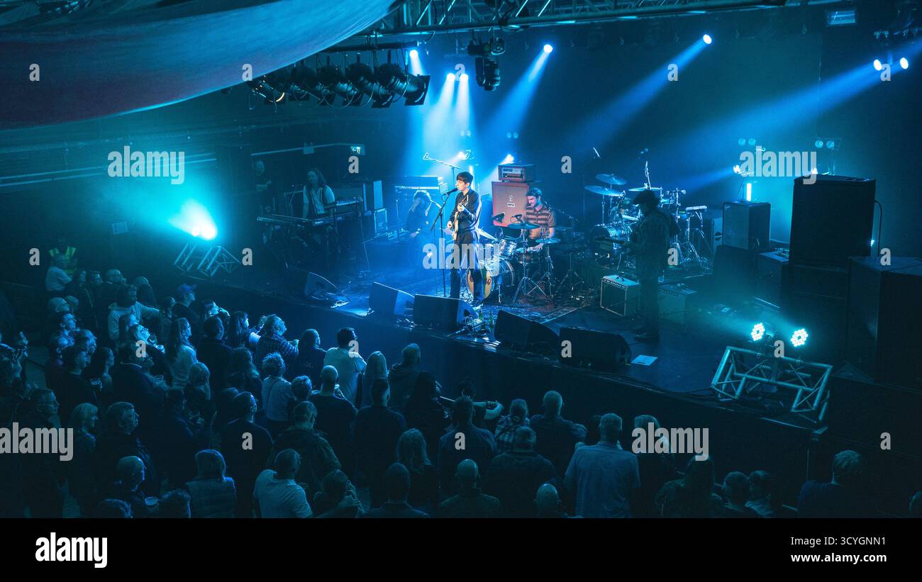 Keele, Regno Unito. 18 ottobre 2025. Casino, la band nata a Liverpool che sostiene Lightning Seeds alla Keele Students Union nello Staffordshire. Credito Ian Knight/Alamy Live News Foto Stock