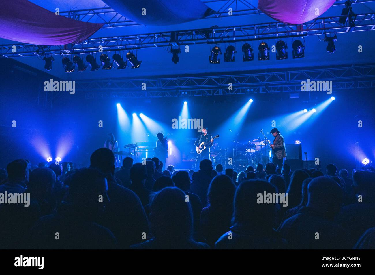 Keele, Regno Unito. 18 ottobre 2025. Casino, la band nata a Liverpool che sostiene Lightning Seeds alla Keele Students Union nello Staffordshire. Credito Ian Knight/Alamy Live News Foto Stock