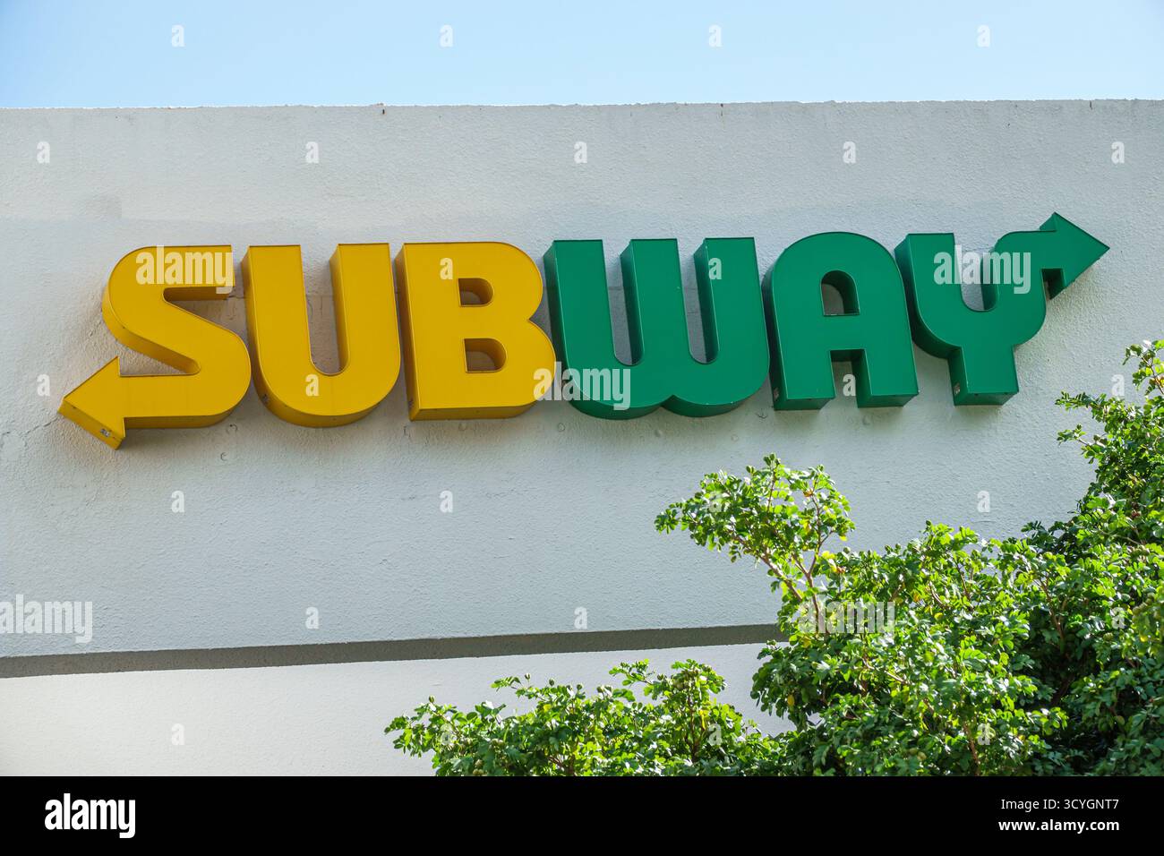 Miami Florida Coconut Grove, South Dixie Highway US Route 1 business, ristorante Subway con logo esterno, scritta gialla e verde, catena di fast food Foto Stock