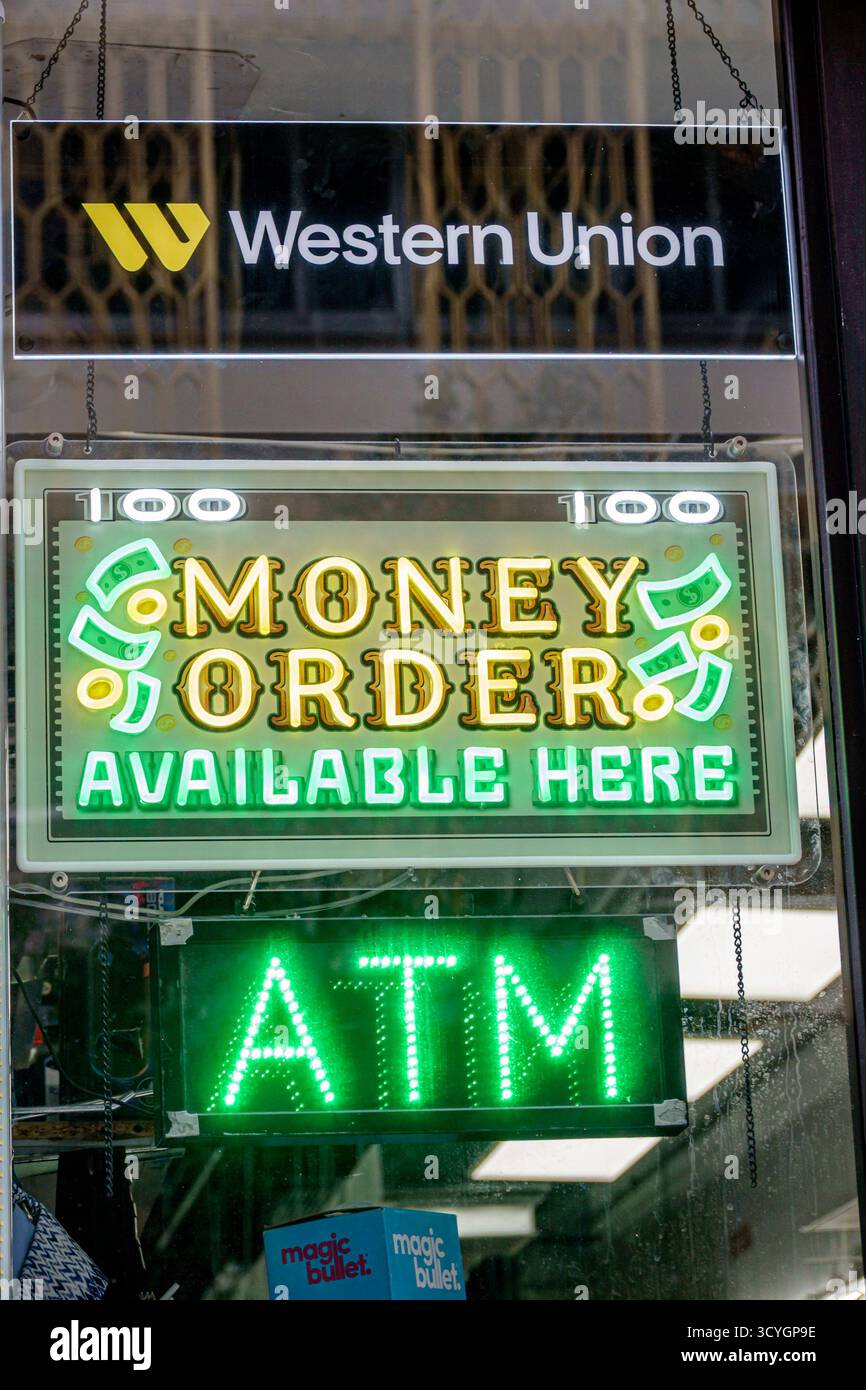 Miami, Florida, centro di Flagler Street, cartello Western Union per il trasferimento di denaro, luci al neon, sportello bancomat disponibile, negozio bilingue finanziario Foto Stock