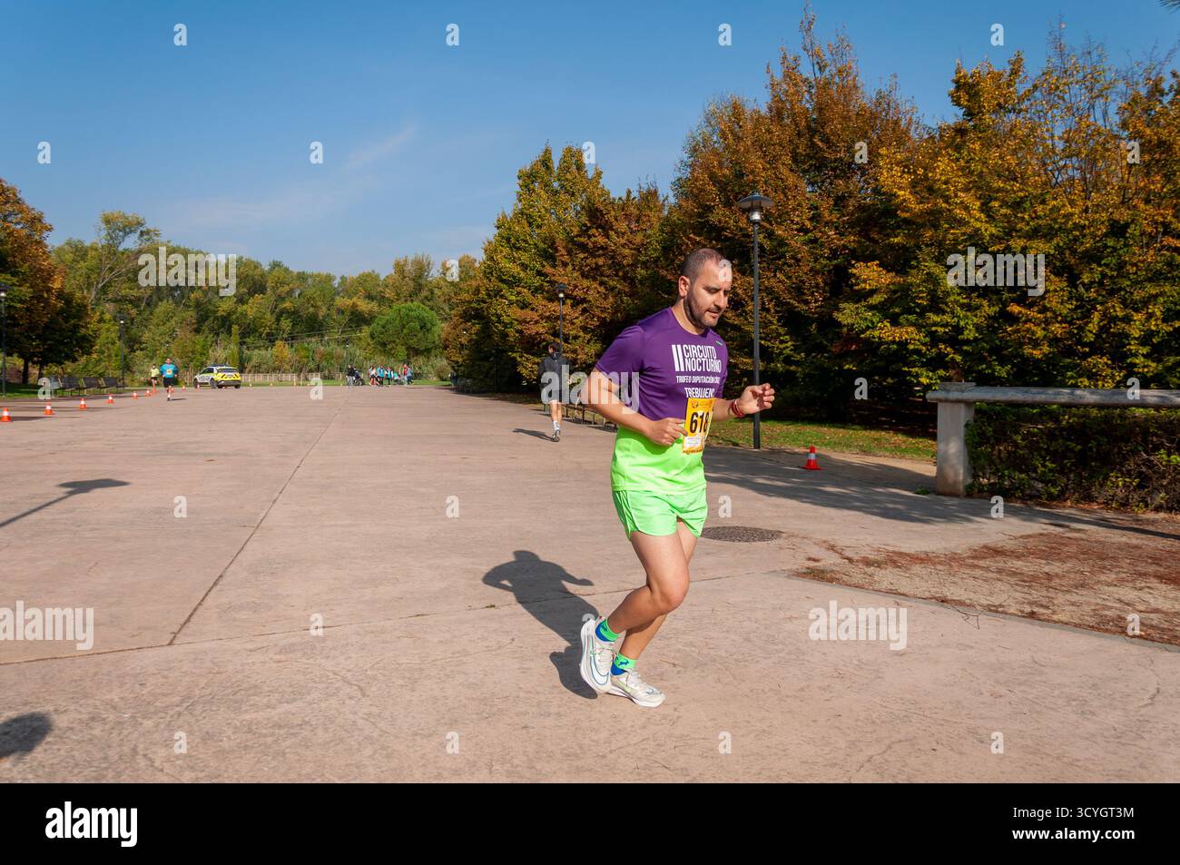 Logrono, la Rioja, SPAGNA. 18 ottobre 2025. Il sindaco di Logroño, Conrado Escobar, guida l'inizio della Mental Health Run, che riunisce più di 500 partecipanti al parco Ribera nella capitale di la Rioja. L'evento sportivo di massa mira a sensibilizzare l'opinione pubblica sull'importanza della salute mentale e a promuovere il benessere generale nella comunità. (Foto di MARIO MARTIJA) crediti: Mario Martija/Alamy Live News Foto Stock