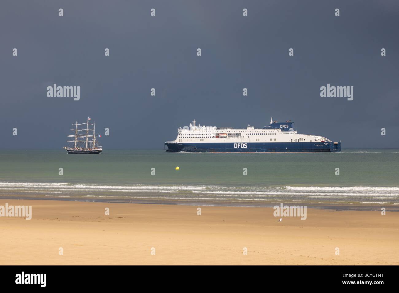 La nave a vela Belem al largo della costa di Calais, Francia Foto Stock