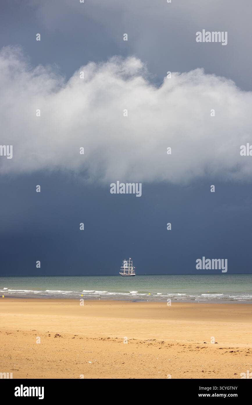 La nave a vela Belem al largo della costa di Calais, Francia Foto Stock