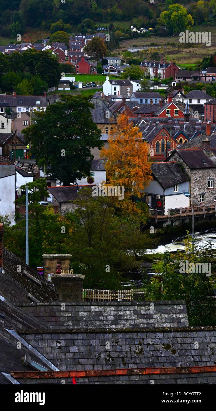 Llangollen Town nella Dee Valley, Denbighshire, Galles, Regno Unito, che mostra la varietà di edifici dall'alto in autunno/autunno. Foto Stock