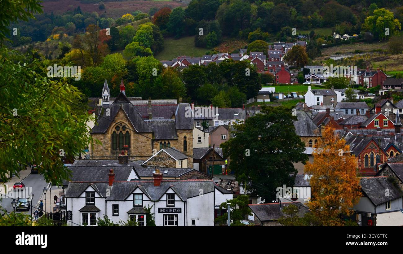 Llangollen Town nella Dee Valley, Denbighshire, Galles, Regno Unito, che mostra la varietà di edifici dall'alto in autunno/autunno. Foto Stock