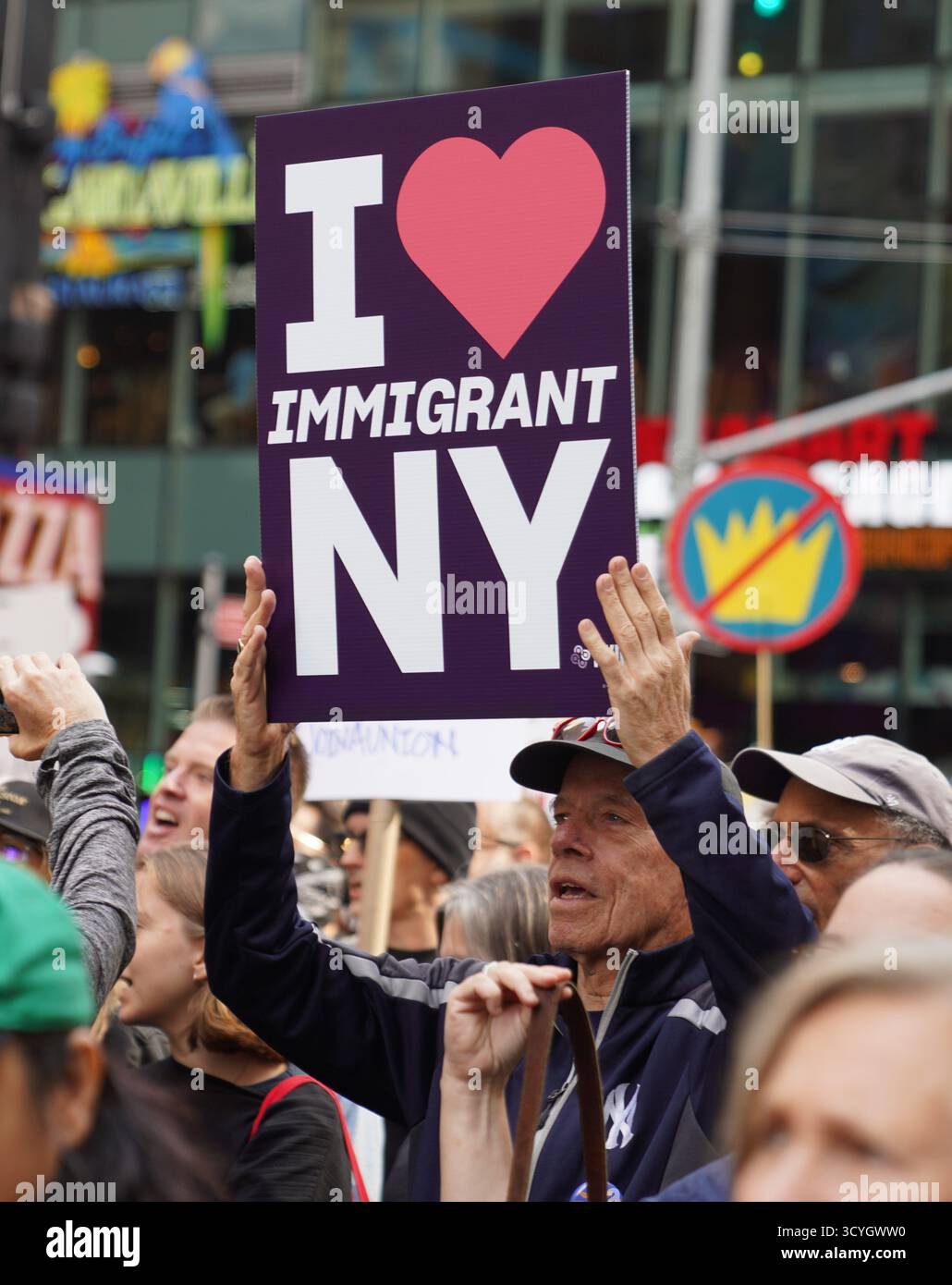 New York, Stati Uniti. 18 ottobre 2025. La gente partecipa a una protesta "No Kings" a Manhattan, New York, negli Stati Uniti, il 18 ottobre 2025. Decine di migliaia di persone sono scese in strada in 2.700 città e paesi degli Stati Uniti sabato per il secondo round delle proteste nazionali "No Kings", la più grande manifestazione di un giorno nella storia americana. Dopo la prima protesta nazionale "No Kings" del 14 giugno, questa serie di raduni, che si estendevano su tutti i 50 stati, giunse quando il governo federale chiuse il suo diciottesimo giorno senza alcuna risoluzione in vista. Crediti: Zhang Fengguo/Xinhua/Alamy Live News Foto Stock