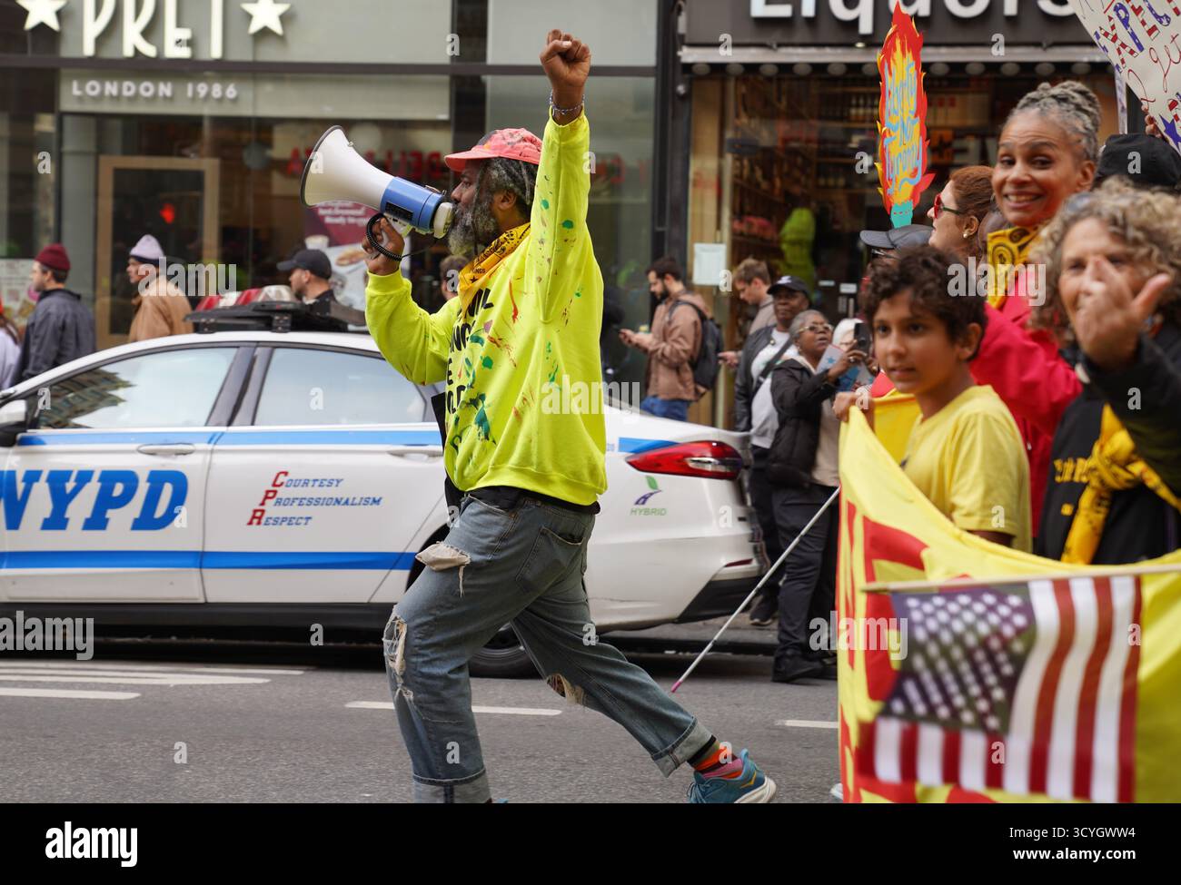 New York, Stati Uniti. 18 ottobre 2025. La gente partecipa a una protesta "No Kings" a Manhattan, New York, negli Stati Uniti, il 18 ottobre 2025. Decine di migliaia di persone sono scese in strada in 2.700 città e paesi degli Stati Uniti sabato per il secondo round delle proteste nazionali "No Kings", la più grande manifestazione di un giorno nella storia americana. Dopo la prima protesta nazionale "No Kings" del 14 giugno, questa serie di raduni, che si estendevano su tutti i 50 stati, giunse quando il governo federale chiuse il suo diciottesimo giorno senza alcuna risoluzione in vista. Crediti: Zhang Fengguo/Xinhua/Alamy Live News Foto Stock
