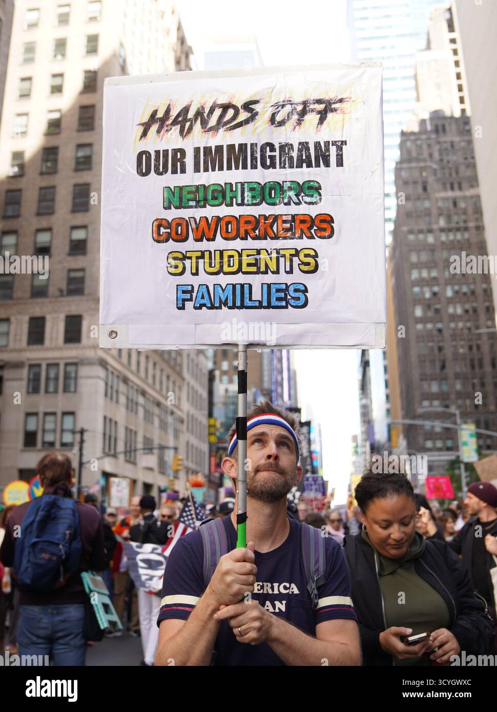 New York, Stati Uniti. 18 ottobre 2025. La gente partecipa a una protesta "No Kings" a Manhattan, New York, negli Stati Uniti, il 18 ottobre 2025. Decine di migliaia di persone sono scese in strada in 2.700 città e paesi degli Stati Uniti sabato per il secondo round delle proteste nazionali "No Kings", la più grande manifestazione di un giorno nella storia americana. Dopo la prima protesta nazionale "No Kings" del 14 giugno, questa serie di raduni, che si estendevano su tutti i 50 stati, giunse quando il governo federale chiuse il suo diciottesimo giorno senza alcuna risoluzione in vista. Crediti: Zhang Fengguo/Xinhua/Alamy Live News Foto Stock