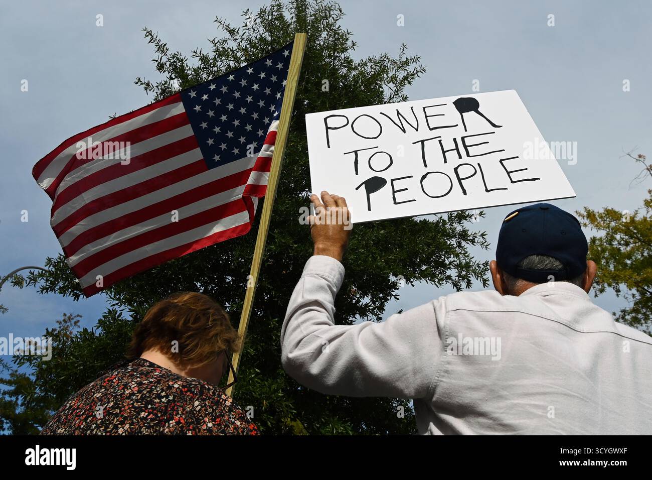 Washington, Stati Uniti. 18 ottobre 2025. La gente partecipa a una protesta "No Kings" a Washington, DC, negli Stati Uniti, il 18 ottobre 2025. Decine di migliaia di persone sono scese in strada in 2.700 città e paesi degli Stati Uniti sabato per il secondo round delle proteste nazionali "No Kings", la più grande manifestazione di un giorno nella storia americana. Dopo la prima protesta nazionale "No Kings" del 14 giugno, questa serie di raduni, che si estendevano su tutti i 50 stati, giunse quando il governo federale chiuse il suo diciottesimo giorno senza alcuna risoluzione in vista. Crediti: Li Rui/Xinhua/Alamy Live News Foto Stock