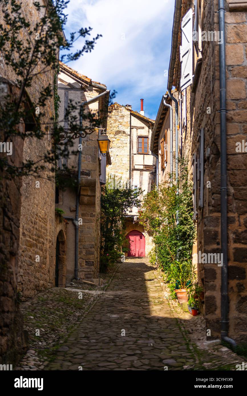 Strada tipica nel borgo medievale di penne, nel Tarn, a Occitanie, Francia Foto Stock