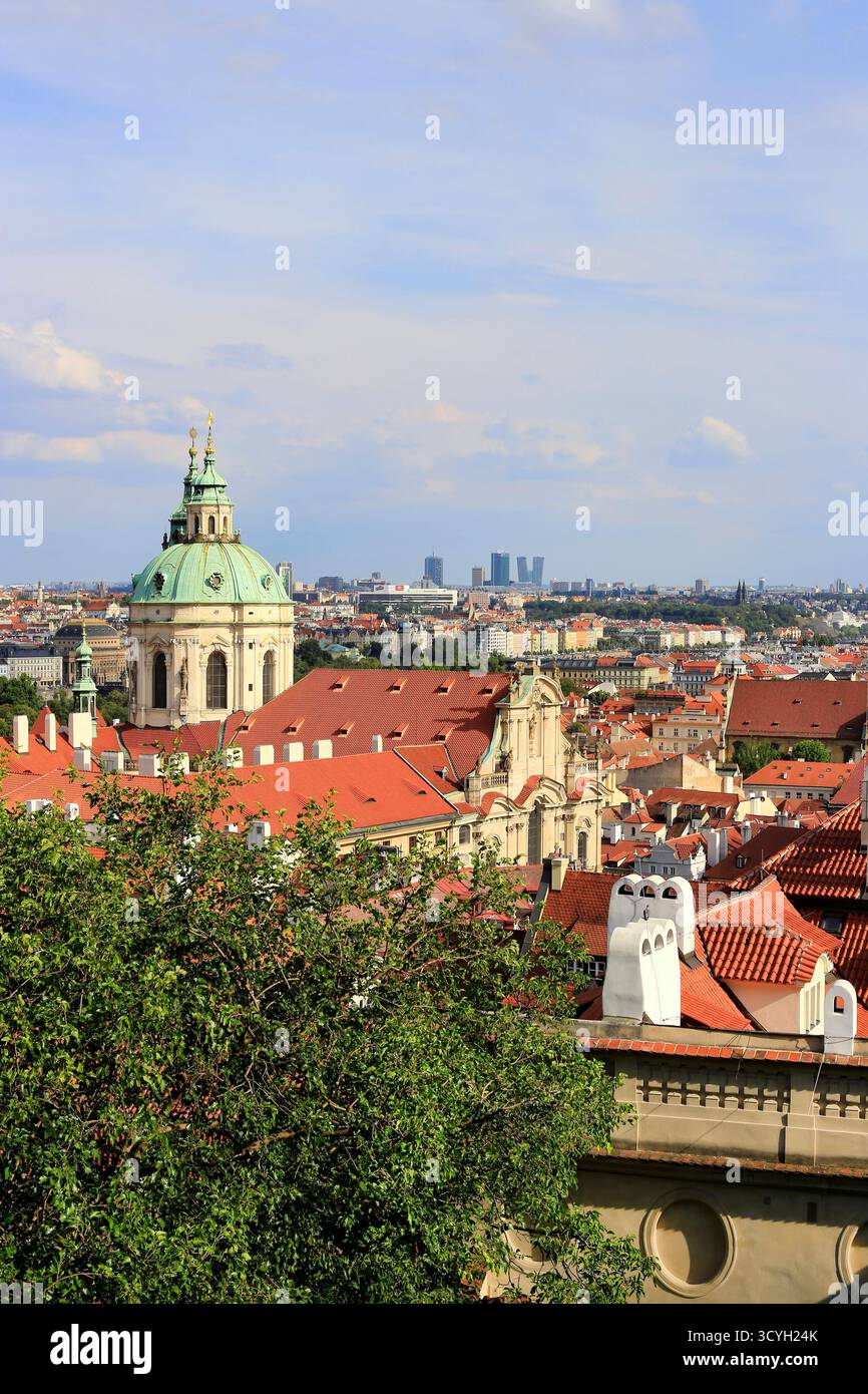 Splendida vista sulla chiesa di San Nicola, Praga, Repubblica Ceca Foto Stock