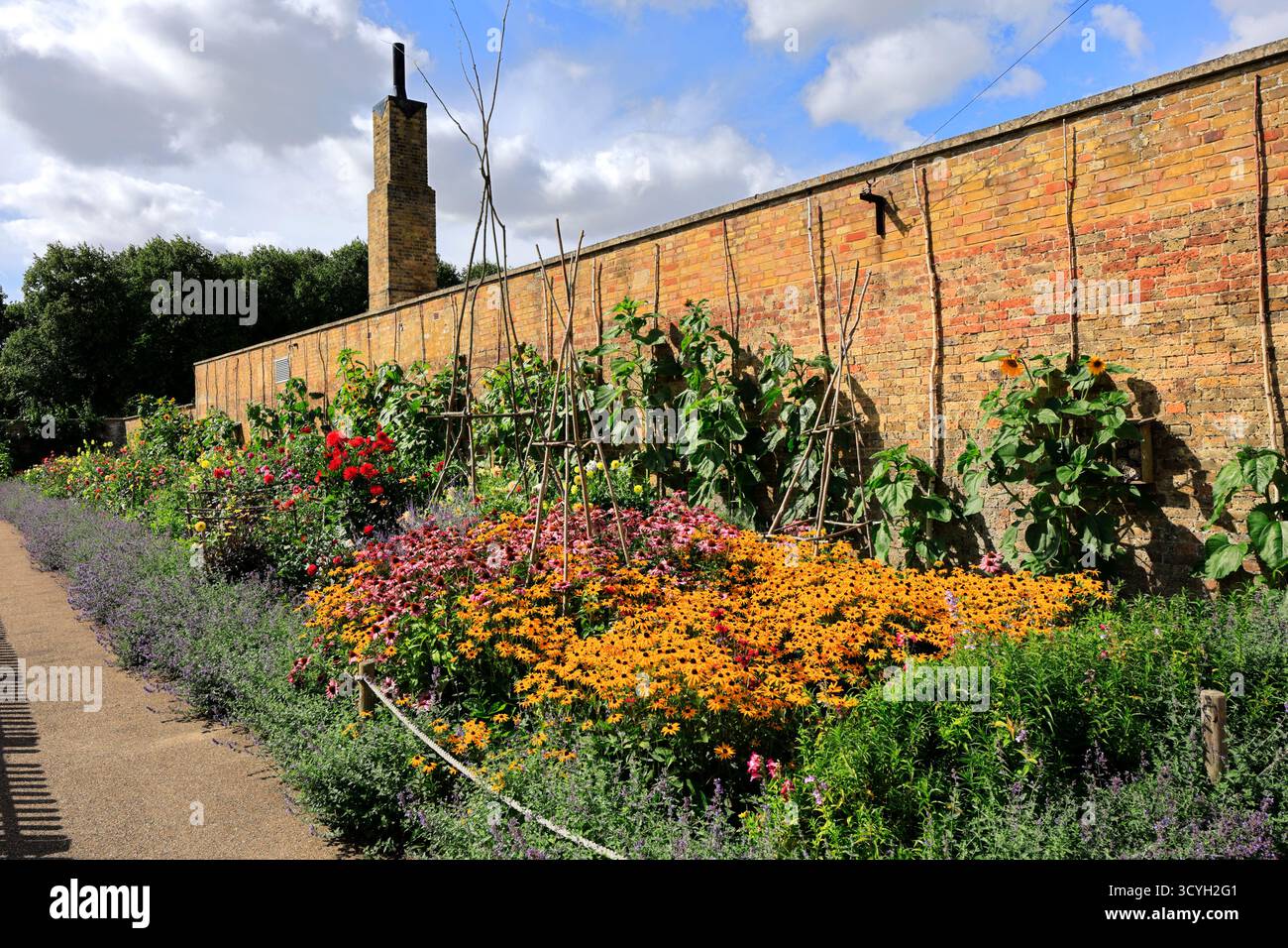 Vista estiva dei giardini murati della residenza di campagna classificata di grado 1, Wrest Park, Silsoe, Bedfordshire, Inghilterra, REGNO UNITO Foto Stock