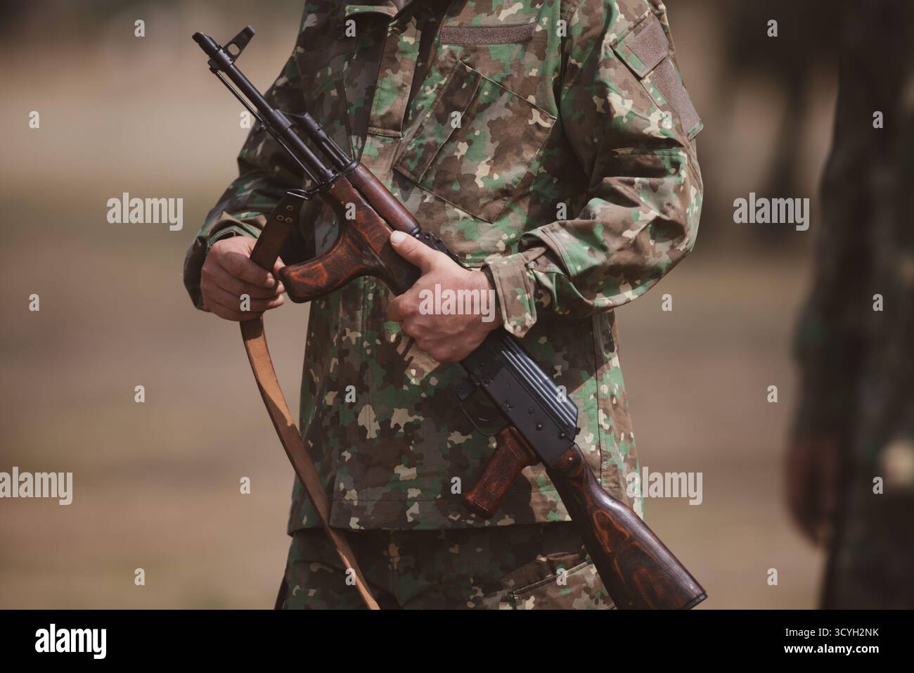 I riservisti rumeni prendono parte ad un'esercitazione dove si allenano per sparare armi. Foto Stock