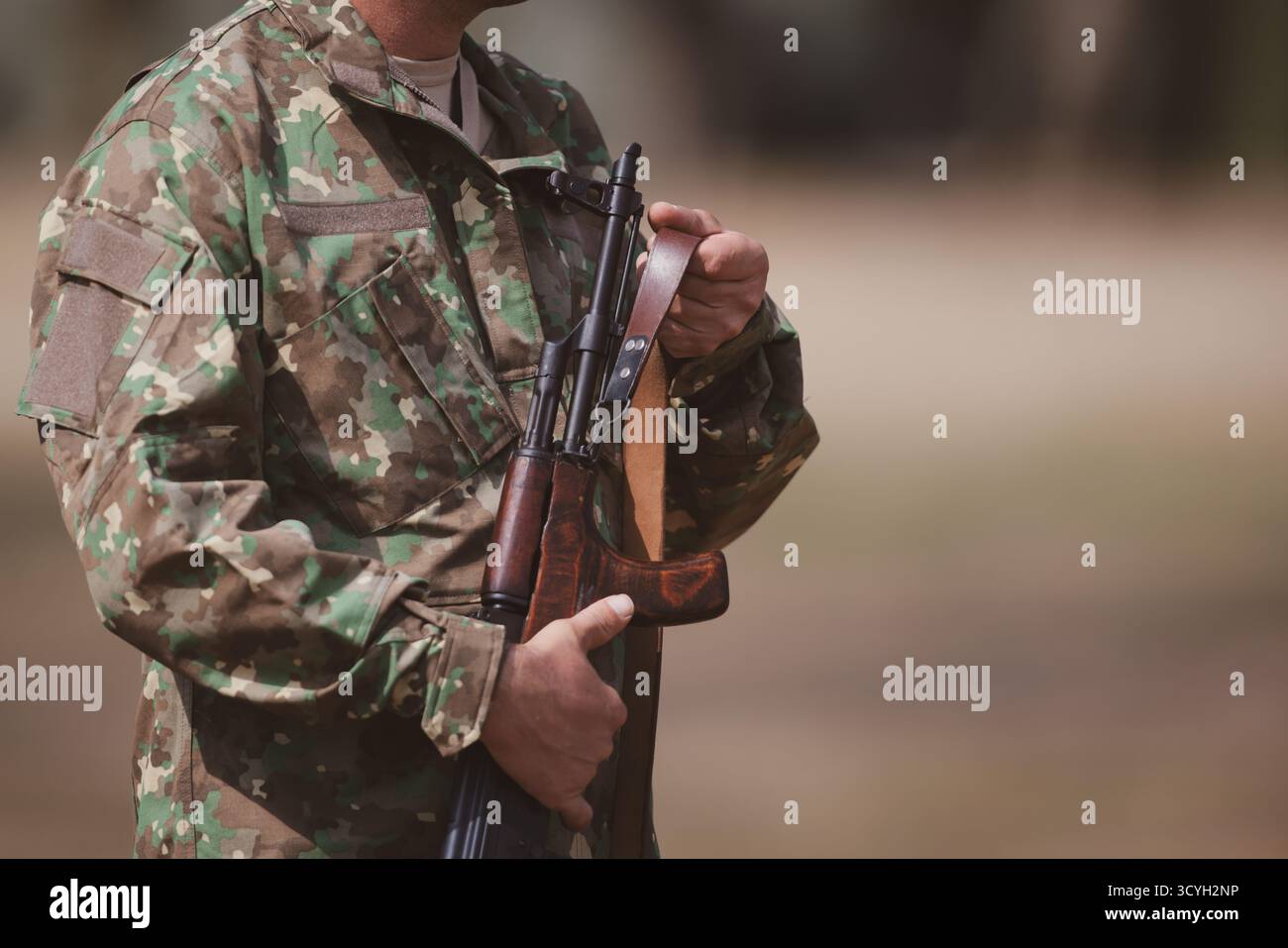 I riservisti rumeni prendono parte ad un'esercitazione dove si allenano per sparare armi. Foto Stock