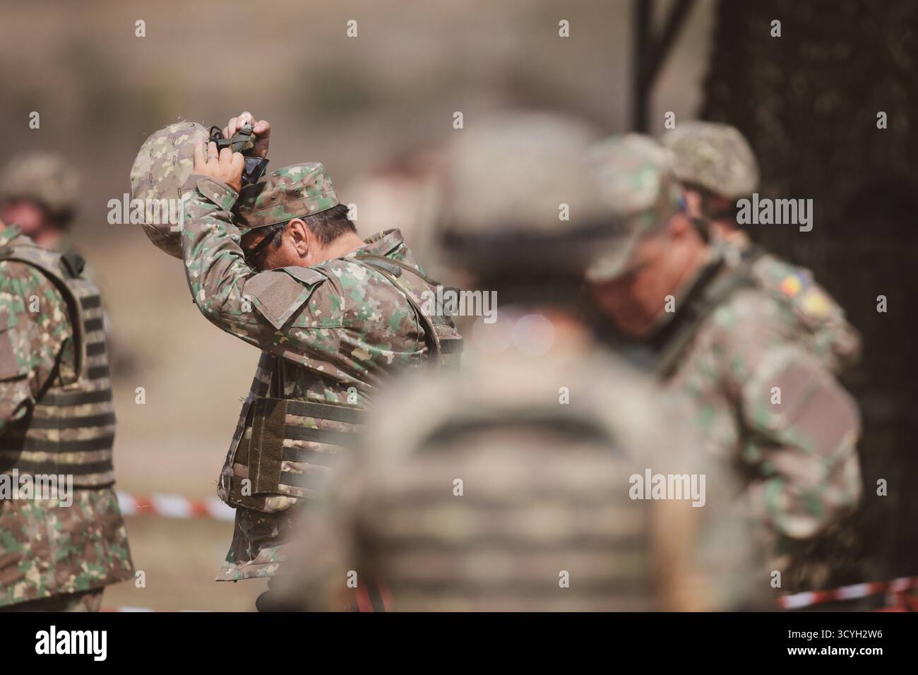 I riservisti rumeni prendono parte ad un'esercitazione dove si allenano per sparare armi. Foto Stock