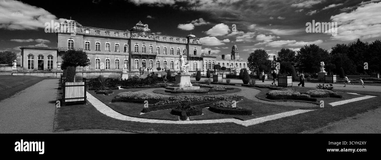 Vista estiva dei giardini formali all'esterno della residenza di campagna classificata di grado 1, Wrest Park, Silsoe, Bedfordshire, Inghilterra, REGNO UNITO Foto Stock