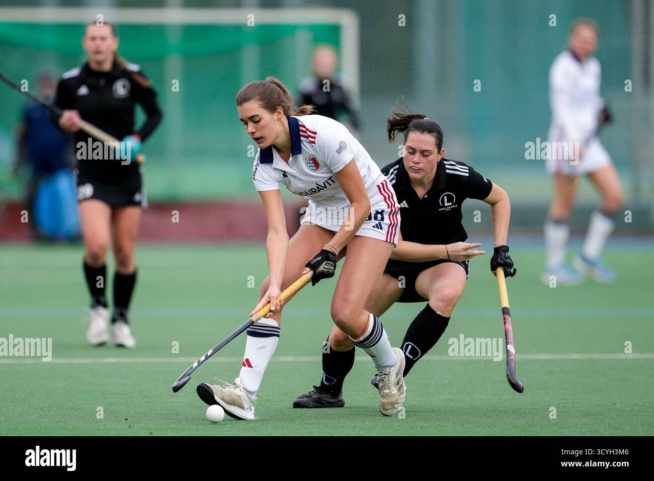 Mannheim, Germania. 19 ottobre 2025. v.li.: Anna Uhlmann (FHC, 68), Maike Behlau (Lichterfelde, 8), Zweikampf, Spielszene, Duell, duello, tackle, tackle, Dynamik, Action, Aktion, 19.10.2025, Mannheim (Deutschland), hockey, 2. Bundesliga Gruppe Süd, Damen, Feudenheimer HC - tu Lichterfelde credito: dpa/Alamy Live News Foto Stock
