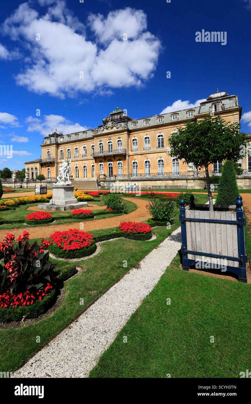 Vista estiva dei giardini formali all'esterno della residenza di campagna classificata di grado 1, Wrest Park, Silsoe, Bedfordshire, Inghilterra, REGNO UNITO Foto Stock