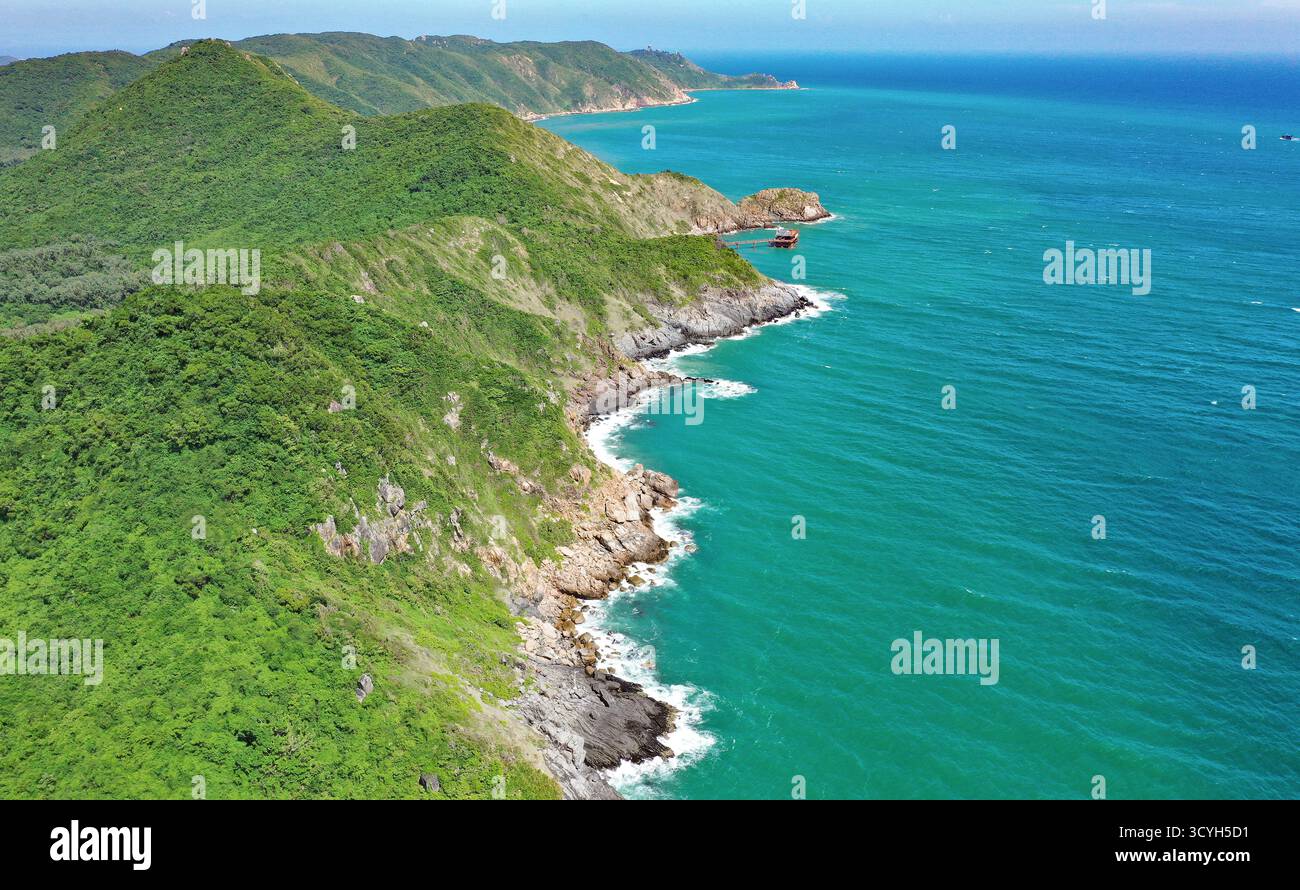 Haikou. 19 ottobre 2025. Una foto aerea mostra una vista sul mare nella contea autonoma di Lingshui li nella provincia di Hainan, nella Cina meridionale, 19 ottobre 2025. Molti turisti scelgono di viaggiare fuori dalle ore di punta verso la provincia cinese dell'isola di Hainan, una popolare destinazione turistica, poiché i prezzi dei trasporti e delle sistemazioni diminuiscono dopo la festa nazionale cinese. Crediti: Guo Cheng/Xinhua/Alamy Live News Foto Stock