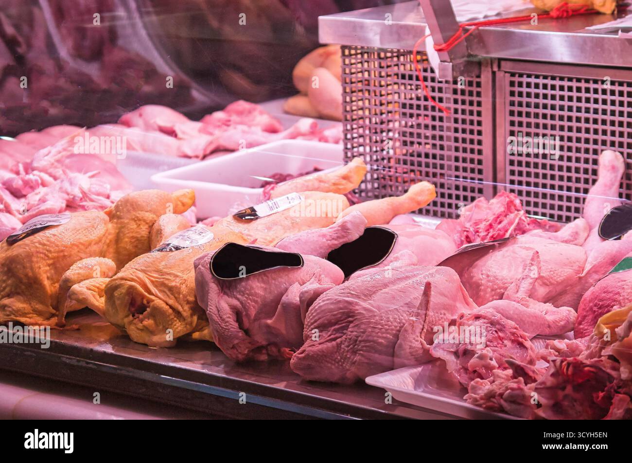 Bancarelle di mercato che vendono carne di pollo. Foto Stock