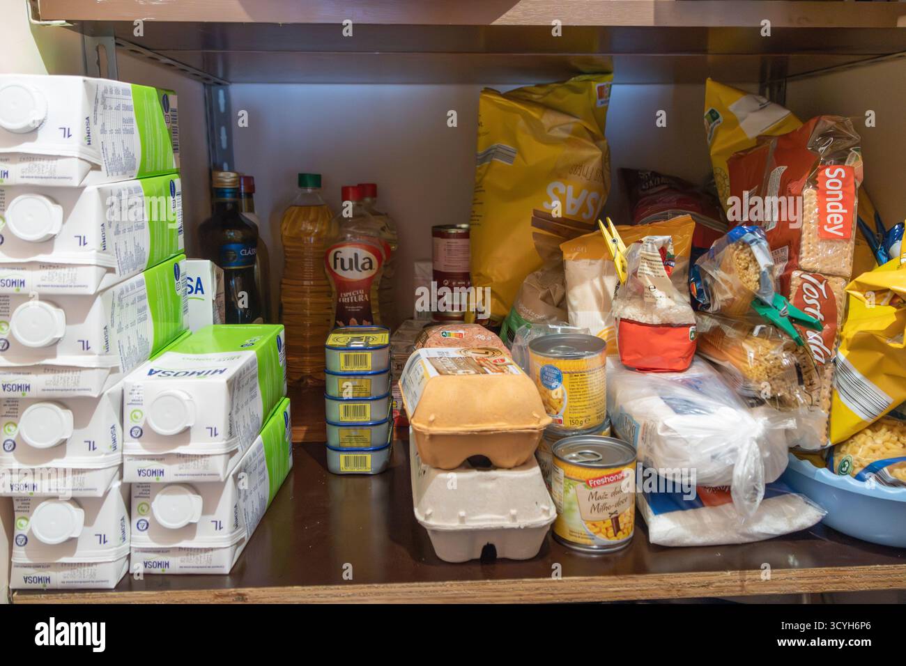 Ripiano della dispensa riempito di vari alimenti non deperibili, per prepararsi a momenti incerti Foto Stock