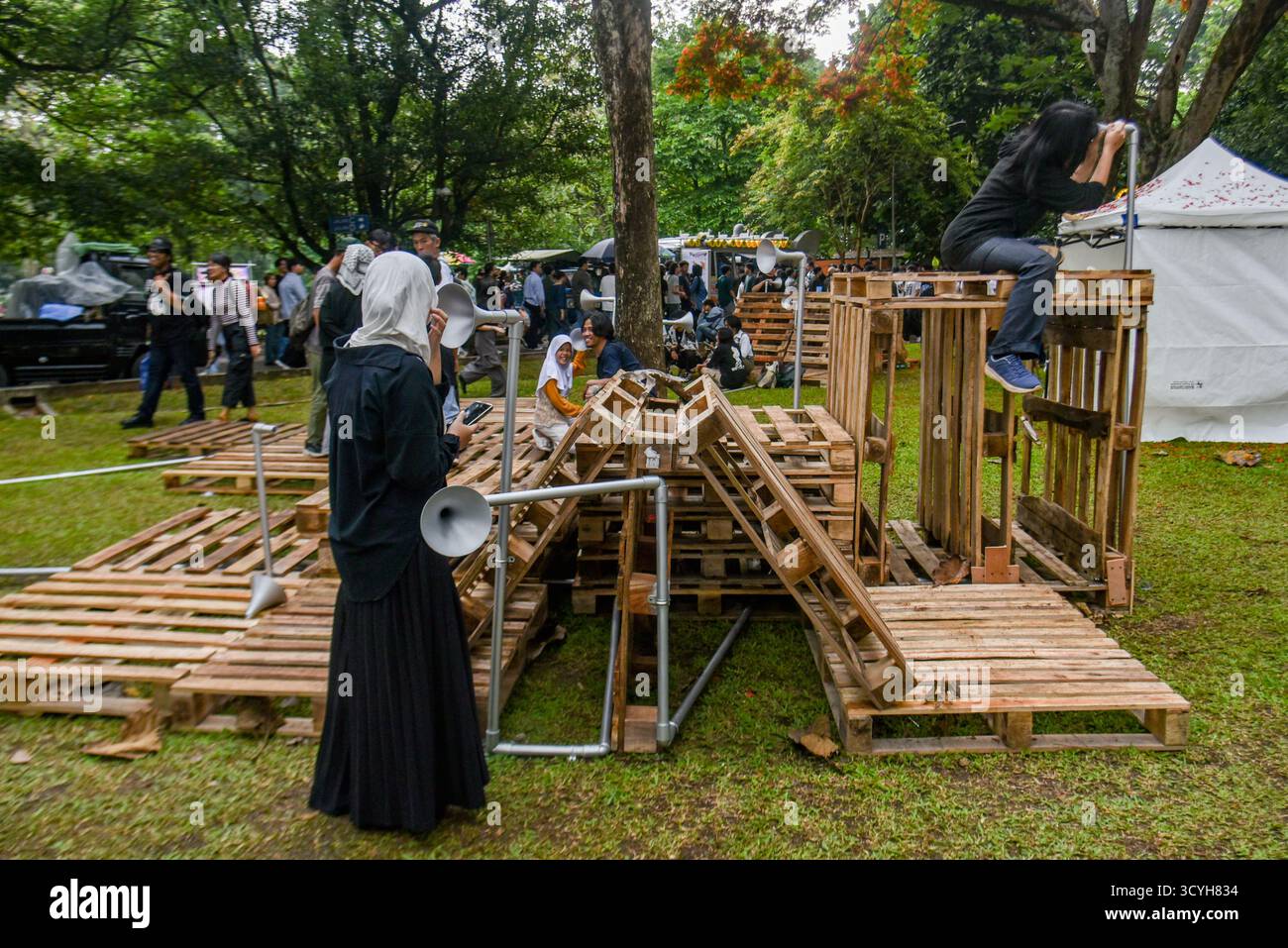 Bandung, Giava Occidentale, Indonesia. 19 ottobre 2025. I visitatori possono vedere le installazioni artistiche presso l'ITB Art Market del Bandung Institute of Technology. L'ITB Art Market, ospitato dalla Facoltà di Belle Arti e Design del Bandung Institute of Technology (ITB), presenta 257 inquilini che espongono opere d'arte, delizie culinarie e installazioni creative. L'evento mira ad ampliare l'apprezzamento del pubblico per l'arte e funge da piattaforma per la collaborazione tra artisti, designer, musicisti e il pubblico. (Credit Image: © Dimas Rachmatsyah/ZUMA Press Wire) SOLO PER USO EDITORIALE! Non per USO commerciale! Foto Stock