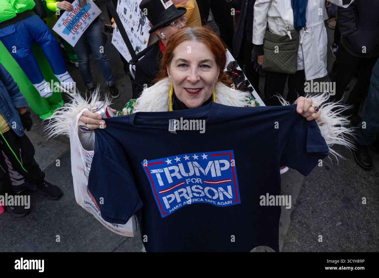 New York, Stati Uniti. 18 ottobre 2025. Migliaia di manifestanti si sono riuniti a Times Square durante il "No Kings Day", protesta nazionale contro le politiche del presidente Trump, tra cui la negazione del cambiamento climatico e la repressione dell'immigrazione. I manifestanti sono scesi sulla 7th Avenue e si sono dispersi sulla 14th Street. (Foto di Lev Radin/Pacific Press) credito: Pacific Press Media Production Corp./Alamy Live News Foto Stock