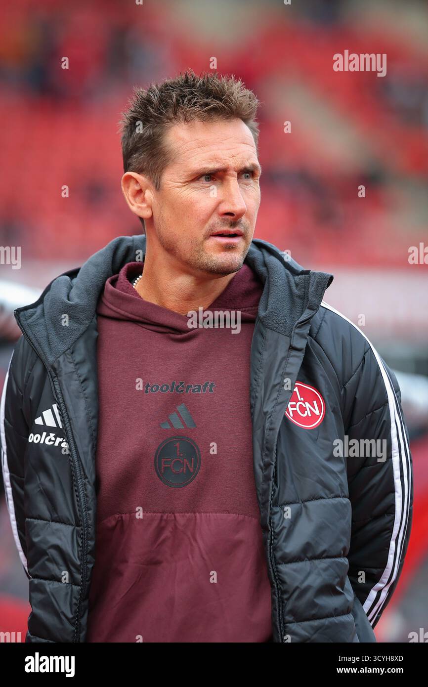 Norimberga, Germania. 19 ottobre 2025. Calcio: Bundesliga 2, 1. FC Norimberga - Holstein Kiel, giorno 9 al Max Morlock Stadium. L'allenatore Miroslav Klose (1. FC Nürnberg) sta in campo prima dell'inizio della partita. Credito: Daniel Karmann/dpa - NOTA IMPORTANTE: In conformità con le normative della DFL German Football League e della DFB German Football Association, è vietato utilizzare o far utilizzare fotografie scattate nello stadio e/o della partita sotto forma di immagini sequenziali e/o serie di foto video-simili./dpa/Alamy Live News Foto Stock
