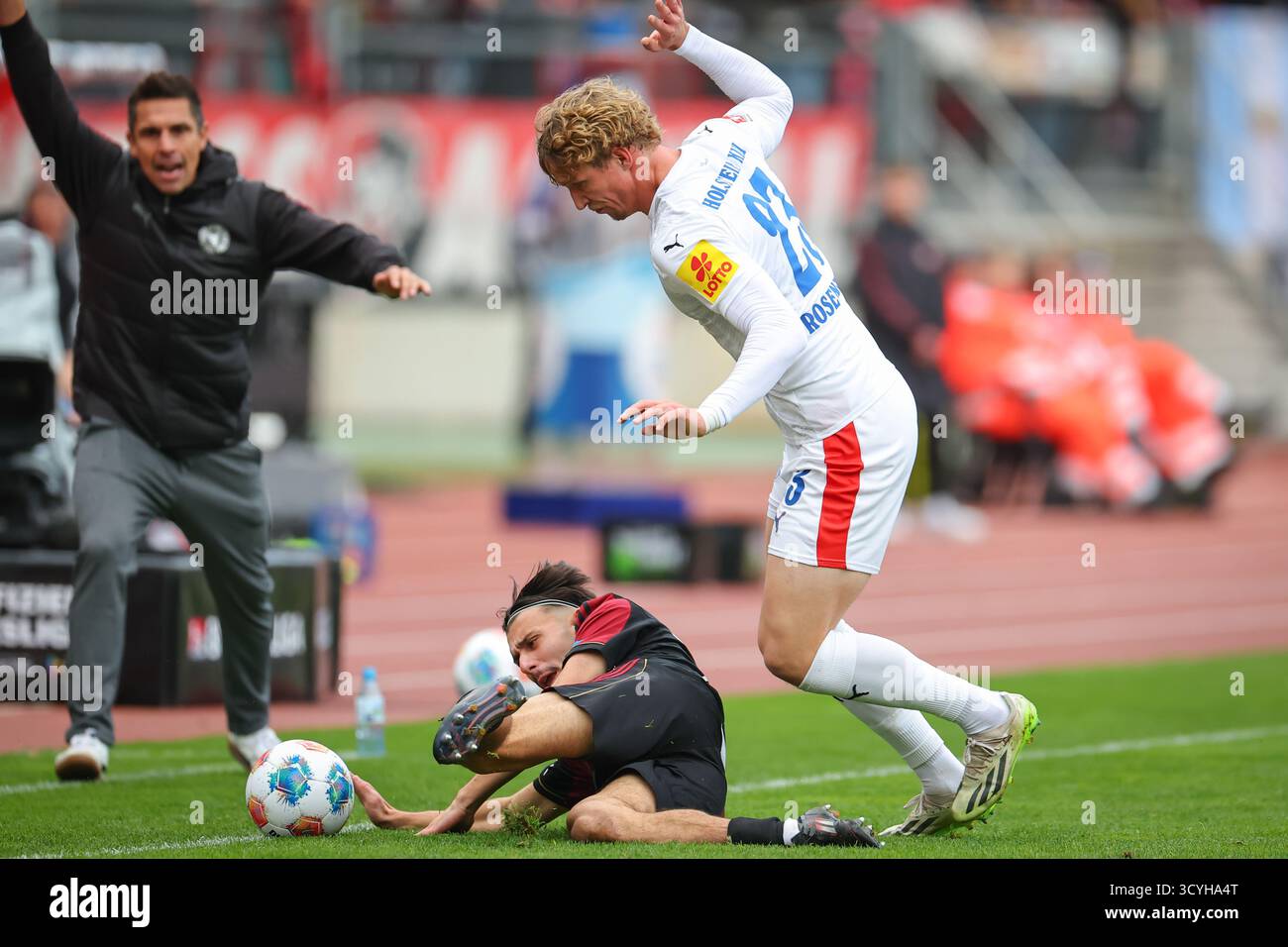 Norimberga, Germania. 19 ottobre 2025. Calcio: Bundesliga 2, 1. FC Nürnberg - Holstein Kiel, giorno 9 al Max Morlock Stadium. Berkay Y·lmaz (1. FC Nürnberg, M) e Lasse Rosenboom (Holstein Kiel) lottano per il pallone. Credito: Daniel Karmann/dpa - NOTA IMPORTANTE: In conformità con le normative della DFL German Football League e della DFB German Football Association, è vietato utilizzare o far utilizzare fotografie scattate nello stadio e/o della partita sotto forma di immagini sequenziali e/o serie di foto video-simili./dpa/Alamy Live News Foto Stock