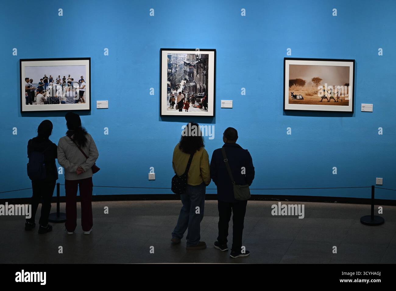 (251019) -- XI'AN, 19 ottobre 2025 (Xinhua) -- i visitatori vedono le opere d'arte durante l'11° Festival Internazionale delle Arti della via della Seta presso il Museo d'Arte della Provincia di Shaanxi a Xi'an, nella provincia di Shaanxi, nella Cina nord-occidentale, 19 ottobre 2025. L'undicesimo Festival Internazionale d'Arte della via della Seta ha aperto giovedì a Xi'an, la capitale della provincia Shaanxi del nord-ovest della Cina, con partecipanti provenienti da oltre 80 paesi e regioni per la celebrazione di 25 giorni di diverse espressioni artistiche. A tema "Connected by the Silk Road, United Through Art", il festival di quest'anno include le cerimonie di apertura e chiusura, in scena Foto Stock