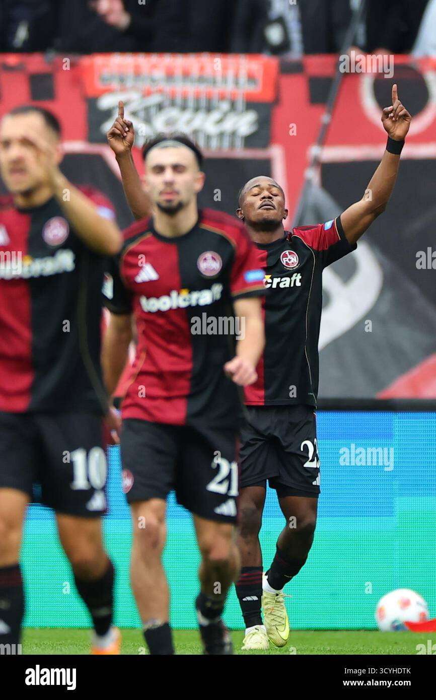 Norimberga, Germania. 19 ottobre 2025. Calcio: Bundesliga 2, 1. FC Nürnberg - Holstein Kiel, giorno 9 al Max Morlock Stadium. Mohamed Ali Zoma (1. FC Nürnberg, r) celebra il suo gol per 1:0. Credito: Daniel Karmann/dpa - NOTA IMPORTANTE: In conformità con le normative della DFL German Football League e della DFB German Football Association, è vietato utilizzare o far utilizzare fotografie scattate nello stadio e/o della partita sotto forma di immagini sequenziali e/o serie di foto video-simili./dpa/Alamy Live News Foto Stock