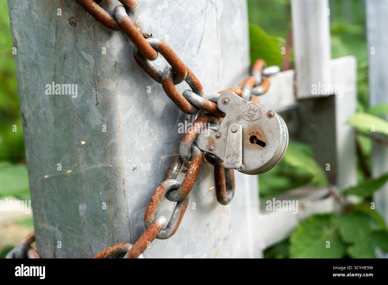 Il lucchetto e catena arrugginita Foto Stock