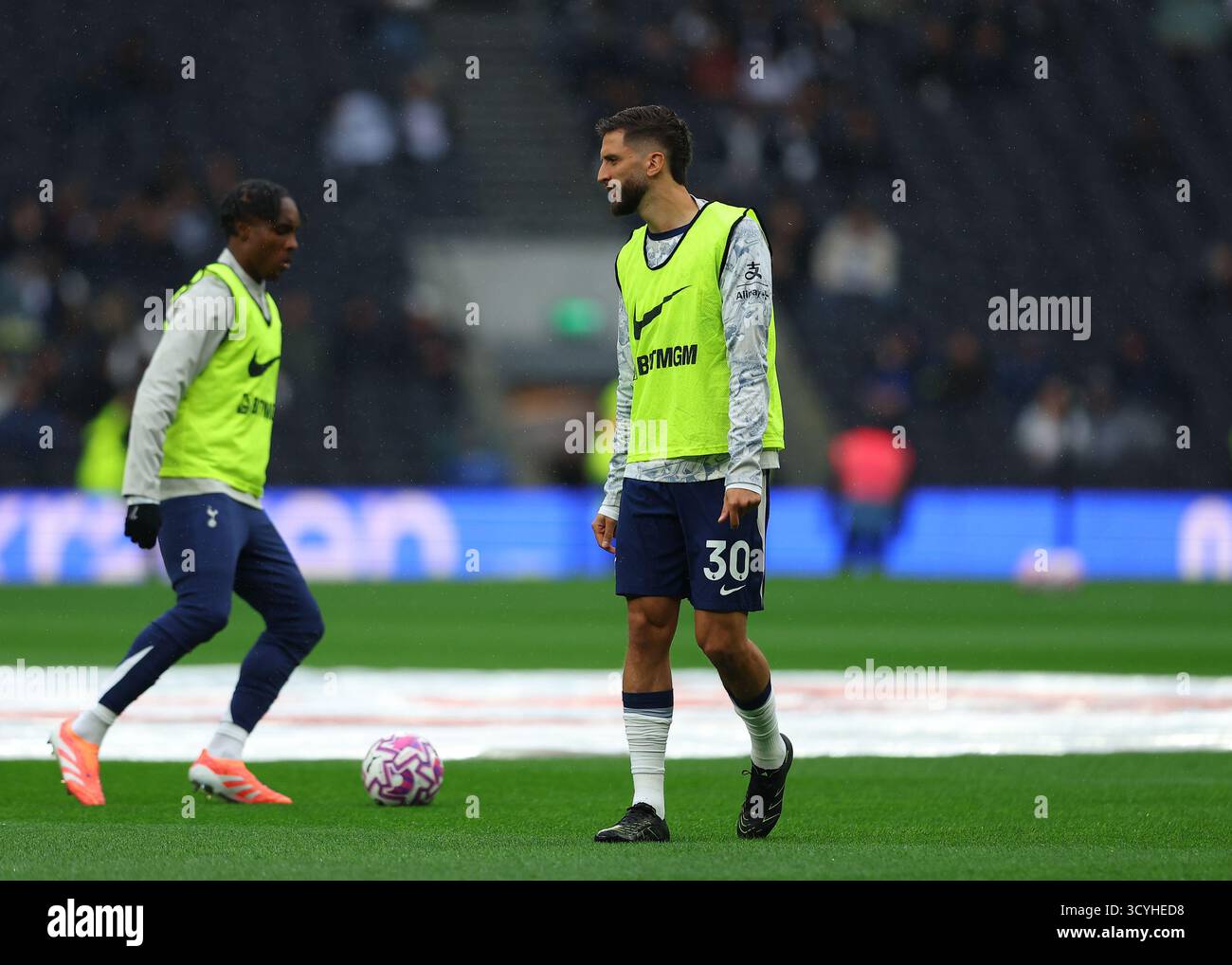 Tottenham Hotspur Stadium, Londra, Regno Unito. 19 ottobre 2025. Premier League Football, Tottenham Hotspur contro Aston Villa; Rodrigo Bentancur del Tottenham Hotspur riscaldamento crediti: Action Plus Sports/Alamy Live News Foto Stock