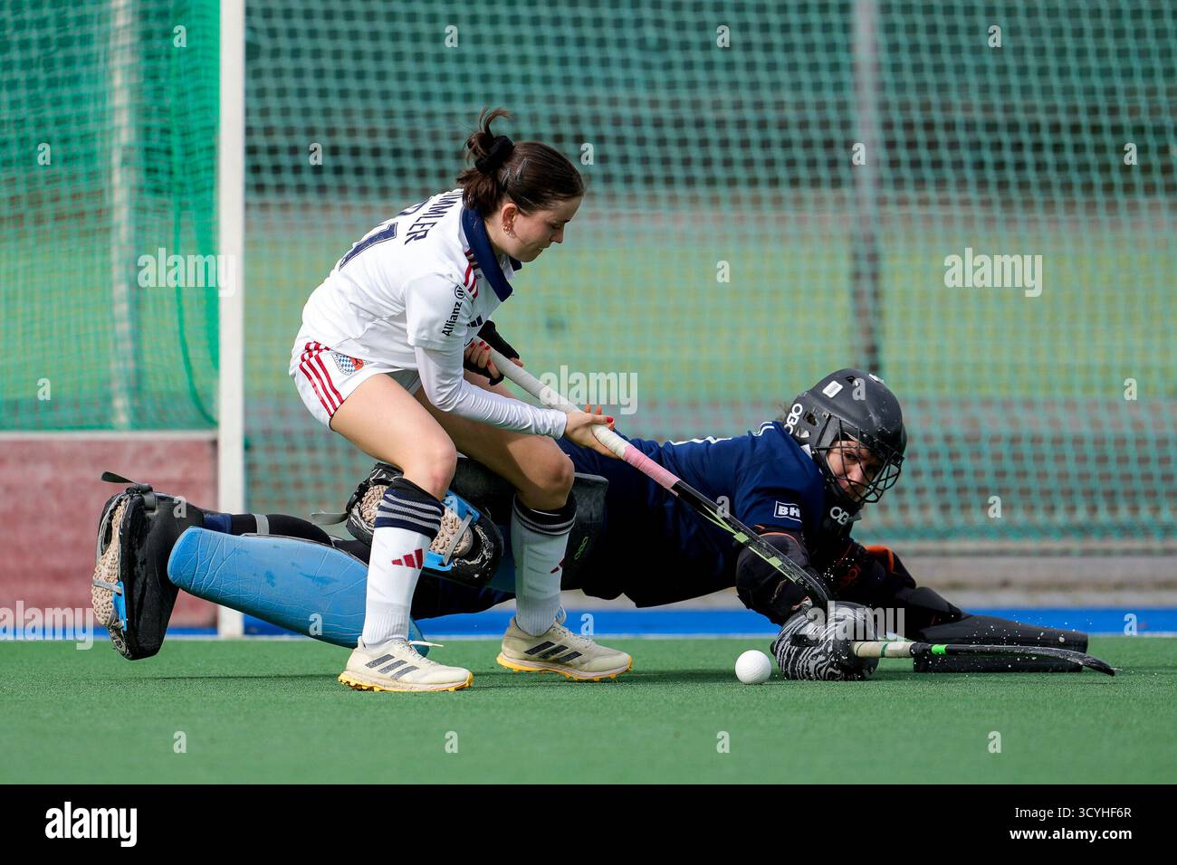 Mannheim, Germania. 19 ottobre 2025. v.li.: Emma Himmler (FHC, 31), Emma Paul (Torwart, Torhüterin, Lichterfelde, 77), Zweikampf, Spielszene, Duell, duello, tackle, tackle, Dynamik, calci di rigore, Penaltyschießen, Shootout, Entscheidung, azione, Aktion, 19.10.2025, Mannheim (Deutschland), hockey, 2. Bundesliga Gruppe Süd, Damen, Feudenheimer HC - tu Lichterfelde credito: dpa/Alamy Live News Foto Stock