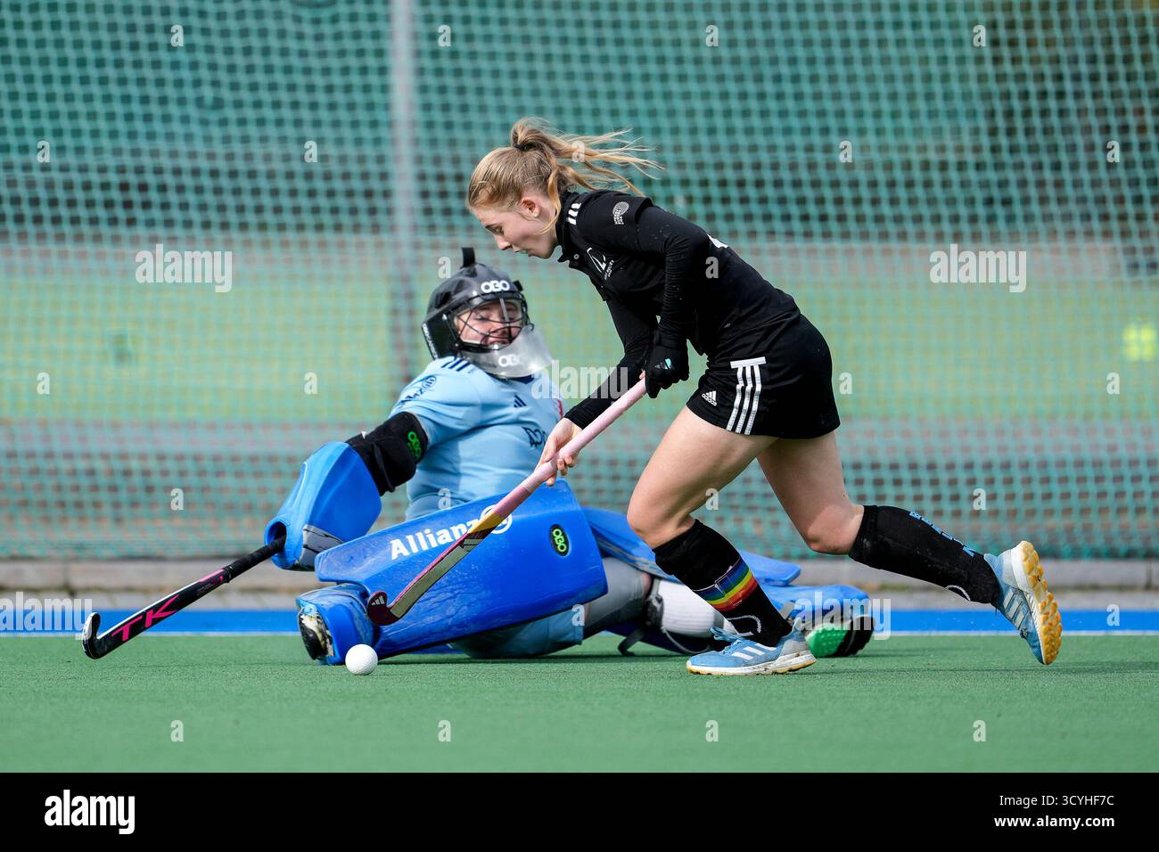 Mannheim, Germania. 19 ottobre 2025. v.li.: Talina Bivona (Torhüterin, Torwart, FHC, 21), Hannah Lämmel (Lichterfelde, 29), Zweikampf, Spielszene, Duell, duello, tackle, tackle, Dynamik, azione, Aktion, calci di rigore, Penaltyschießen, Shootout, Entscheidung, 19.10.2025, Mannheim (Deutschland), hockey, 2. Bundesliga Gruppe Süd, Damen, Feudenheimer HC - tu Lichterfelde credito: dpa/Alamy Live News Foto Stock