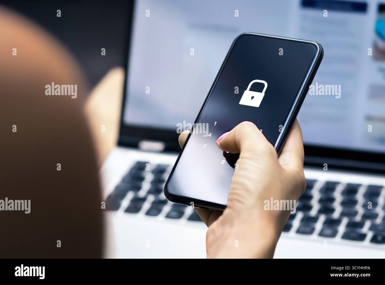 Privacy dei dati. Proteggetevi con la cybersicurezza dell'intelligenza artificiale nel telefono. Password contro frodi informatiche, truffe o furti di identità. Blocco mobile account online. Foto Stock