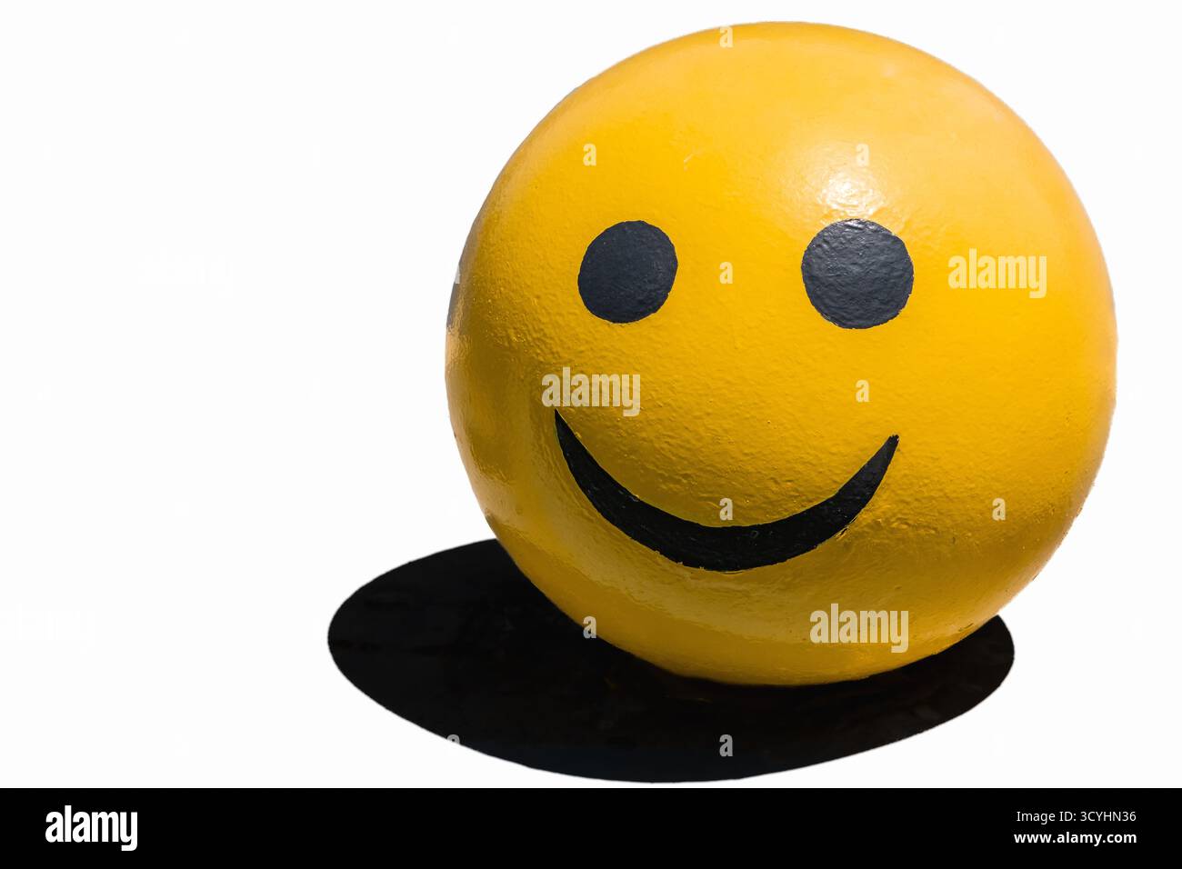 Emoji gialla sorridente. Un emoji sorriso . Siate sempre felici nella vostra vita. Emoji sorridente con sfondo bianco. Copia spazio per il testo, nessuno Foto Stock