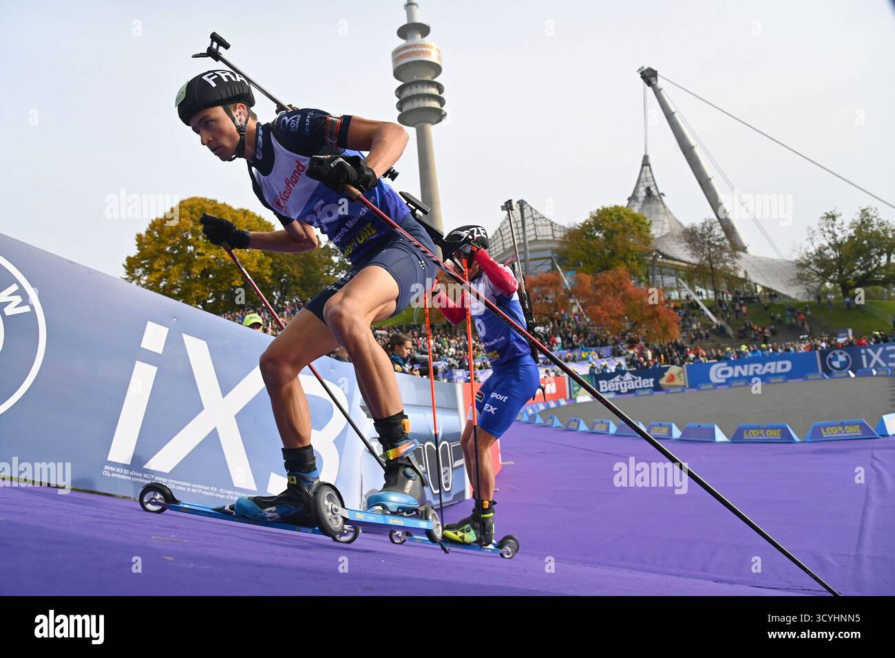 Monaco di Baviera, Germania. 19 ottobre 2025. Eric PERROT (fra), azione. Il 19 ottobre 2025 si tiene il Festival di apertura del Biathlon Loop One presso il Parco Olimpico di Monaco. Credito: dpa/Alamy Live News Foto Stock