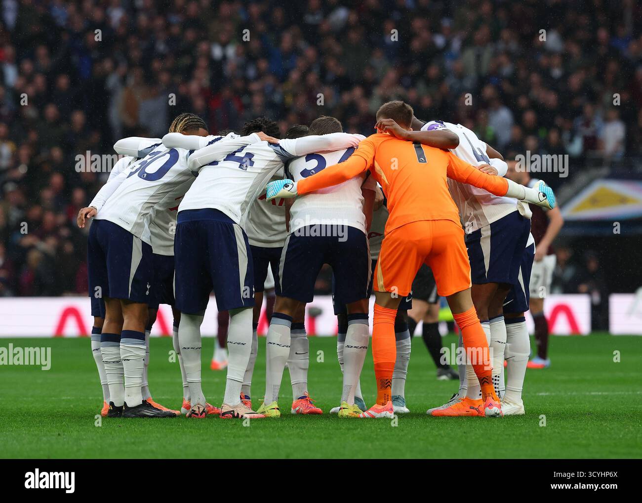 Tottenham Hotspur Stadium, Londra, Regno Unito. 19 ottobre 2025. Premier League Football, Tottenham Hotspur contro Aston Villa; i giocatori Tottenham Hotspur si stringono prima del calcio d'inizio crediti: Action Plus Sports/Alamy Live News Foto Stock