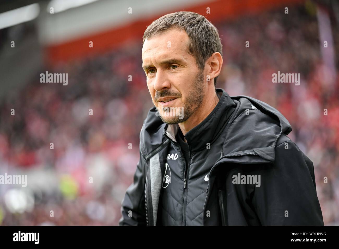 Friburgo Im Breisgau, Germania. 19 ottobre 2025. Calcio: Bundesliga, SC Freiburg - Eintracht Frankfurt, Matchday 7, Europa-Park Stadium. Il coach Julian Schuster (SC Freiburg) arriva allo stadio prima della partita. Credito: Harry Langer/dpa - NOTA IMPORTANTE: In conformità con le normative della DFL German Football League e della DFB German Football Association, è vietato utilizzare o far utilizzare fotografie scattate nello stadio e/o della partita sotto forma di immagini sequenziali e/o serie di foto video./dpa/Alamy Live News Foto Stock