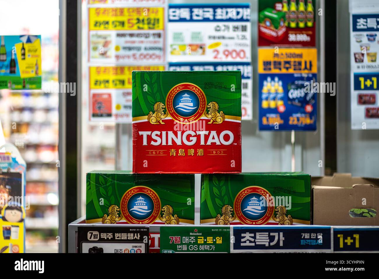 Scatole di birra Tsingtao esposte in un minimarket con cartelli promozionali sullo sfondo, a Seoul, Corea del Sud, il 7 luglio 2023 Foto Stock