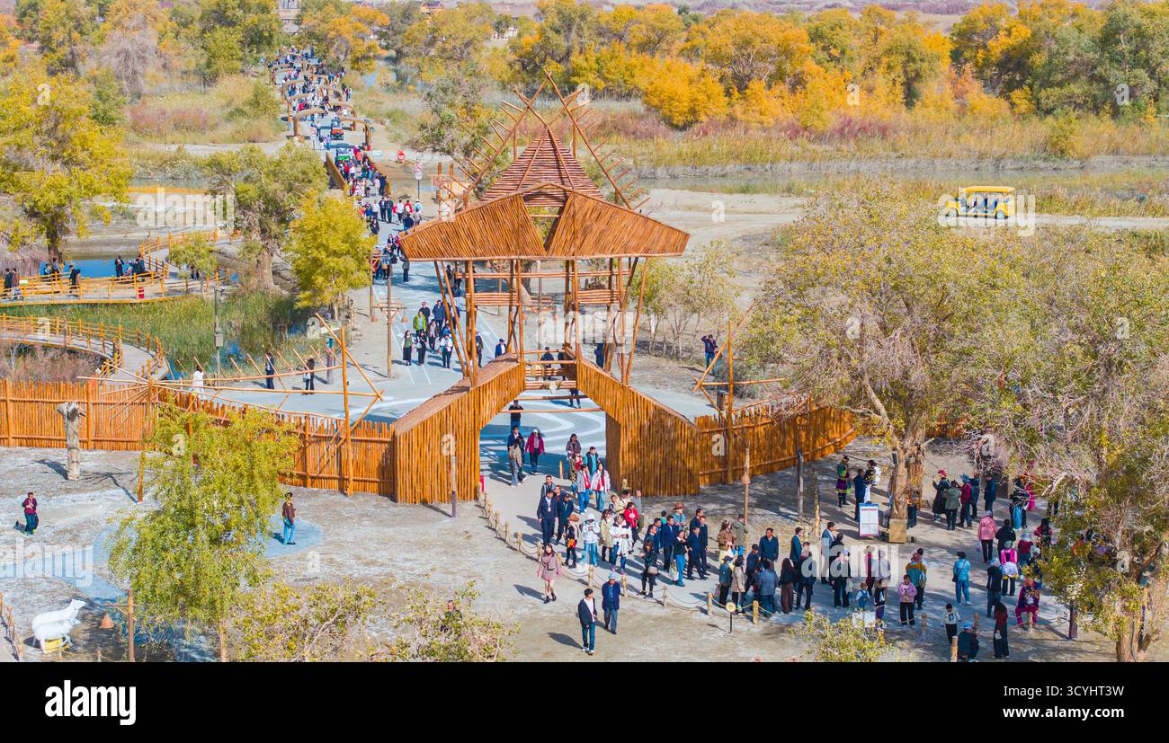 Yuli. 18 ottobre 2025. Una foto scattata con un drone il 18 ottobre 2025 mostra i turisti che visitano un punto panoramico nella contea di Yuli, nella prefettura autonoma mongola di Bayingolin, nella regione autonoma di Xinjiang Uygur, nella Cina nord-occidentale. Le foreste populus euphratica e il fiume Tarim presentano una scena autunnale mozzafiato nel deserto, attirando molti turisti nello Xinjiang. Crediti: Wang Zhipeng/Xinhua/Alamy Live News Foto Stock